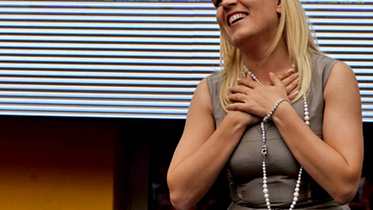 Elena Udrea şi Theodor Paleologu s-au plimbat desculţi pe plajă la Sulina