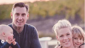 FOTO: Dragostea poate dura ani de zile, chiar şi sub lumina reflectoarelor. Secretul relaţiei lui Pink şi Carey Hart