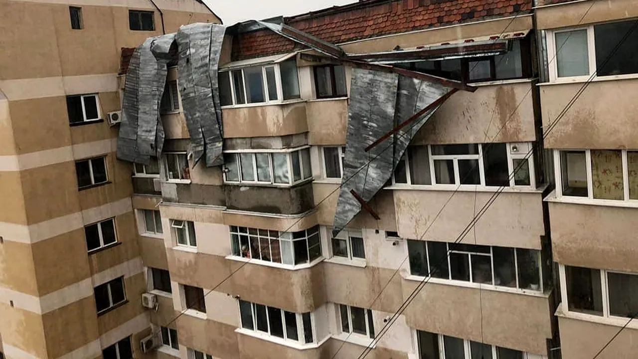Furtunile au făcut ravagii la Bacău: Acoperişuri luate de vânt şi mai multe maşini avariate | FOTO, VIDEO