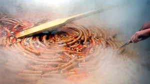 România ar putea pierde recordul pentru cel mai lung cârnat în favoarea Italiei