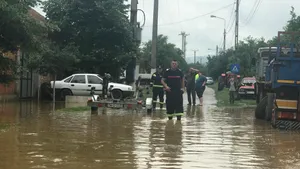 FOTO & VIDEO | România sub ape. COD ROŞU de inundaţii, în urma ploilor abundente. Cele mai afectate zone din ţară
