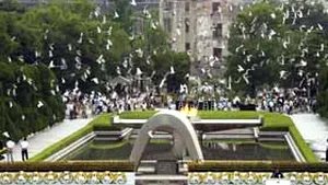 Japonezii comemorează bombardamentul nuclear de la Hiroshima