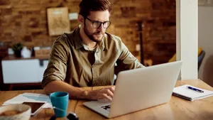 Cum te poate ajuta inteligența artificială să economisești timp la locul de muncă (P)