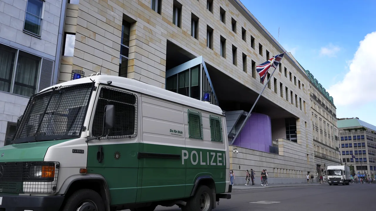 Un fost agent de securitate de la ambasada britanică din Berlin a recunoscut că a spionat pentru Rusia 