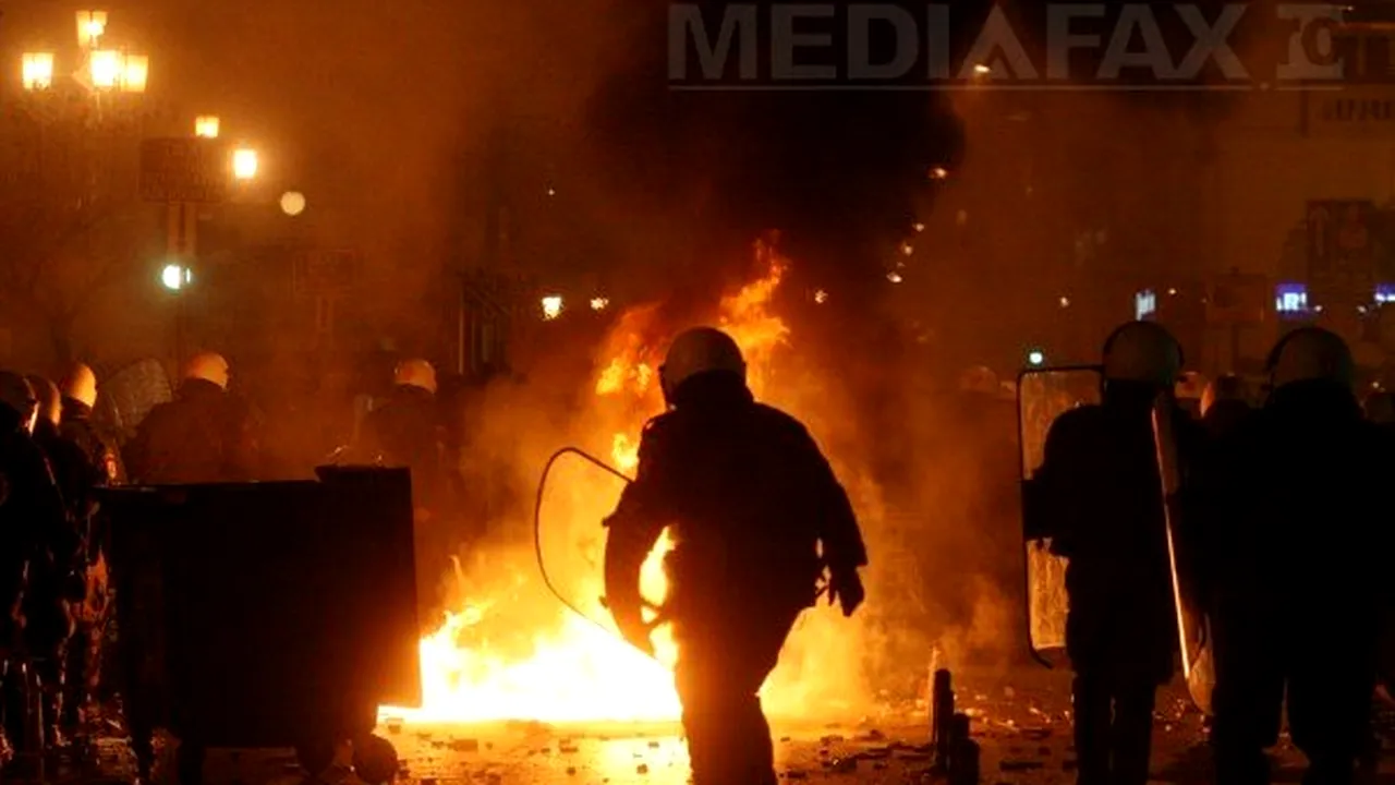 Clădire incendiată în centrul Atenei, în cursul protestelor