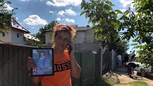 Scene impresionate la Casa Groazei: Familia Luizei a vrut să intre în curte / Rudele fetei DIICOT cer să fie informaţi: 