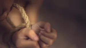 Cazul revoltător de violenţă domestică. Bărbatul care şi-a legat copilul de gât cu un ştreang, cercetat sub control judiciar