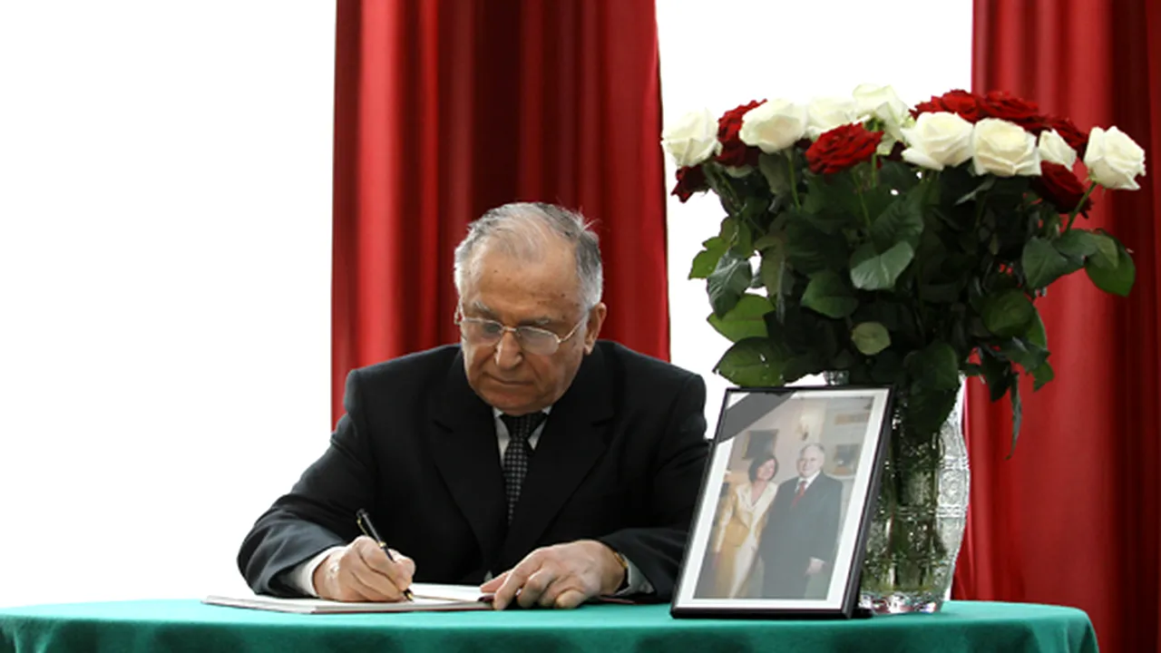 Iliescu a semnat în cartea de condoleanţe deschisă în memoria lui Lech Kaczynski