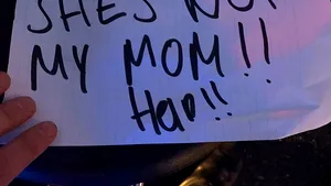 Poliţistii au urmărit o maşină cu o fetiţa care cerea disperată ajutorul. Ce se întâmpla, de fapt 