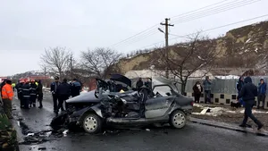 O femeie a murit şi alte trei persoane, între care o fetiţă de 3 ani, au fost rănite grav într-un accident de maşină