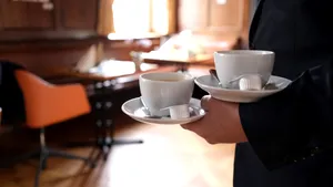 Orășelul căutat de vedete, cu zeci de mici afaceri, în care o mare rețea de cafenele nu a putut să se impună