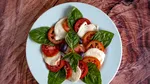 Salata care a cucerit lumea, din doar trei ingrediente. Povestea combinației simple de roșii, mozzarella și busuioc