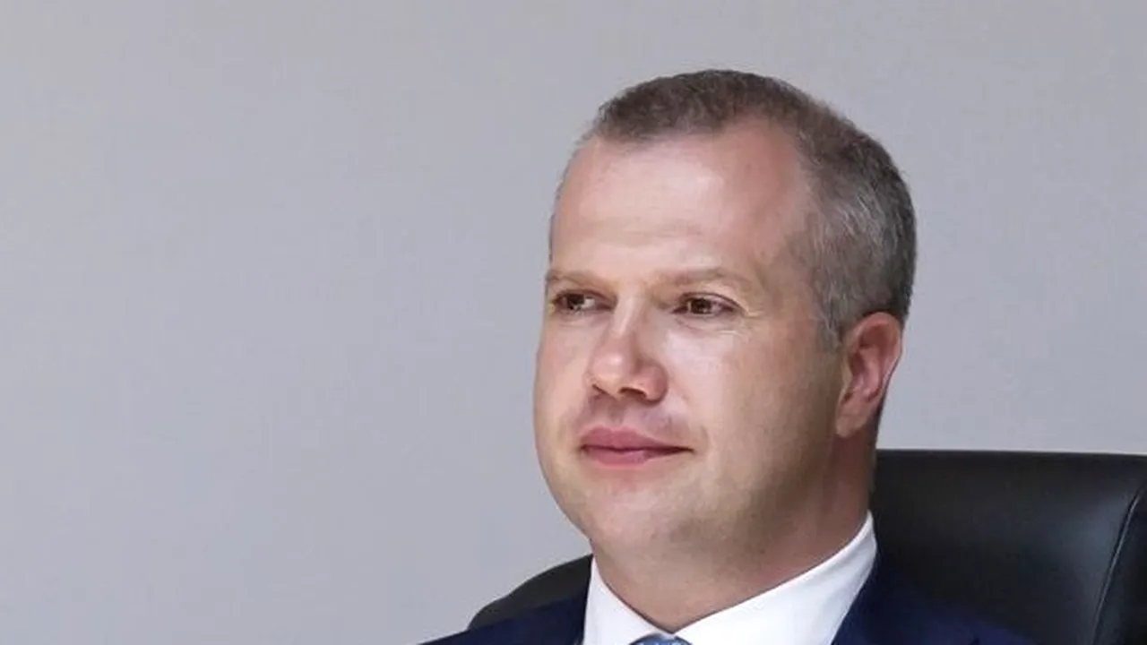 O replică din carton a primarului din Galaţi, amplasată la intrarea pe un pod stricat | FOTO