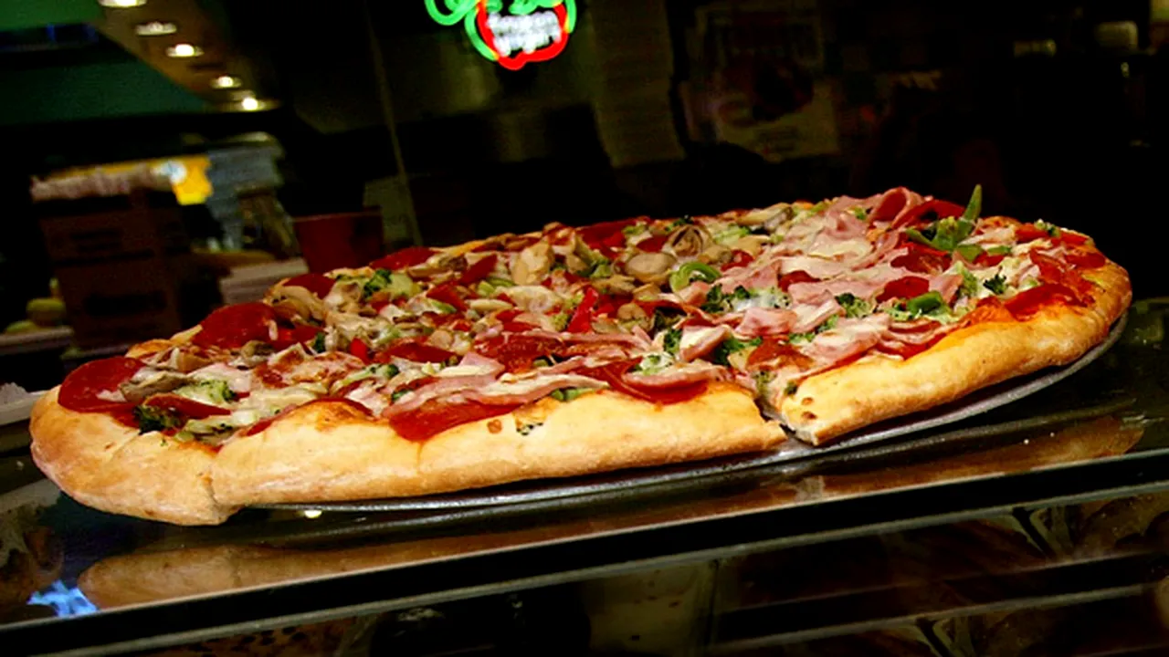Pizza coaptă cu lemne provenite de la sicrie furate