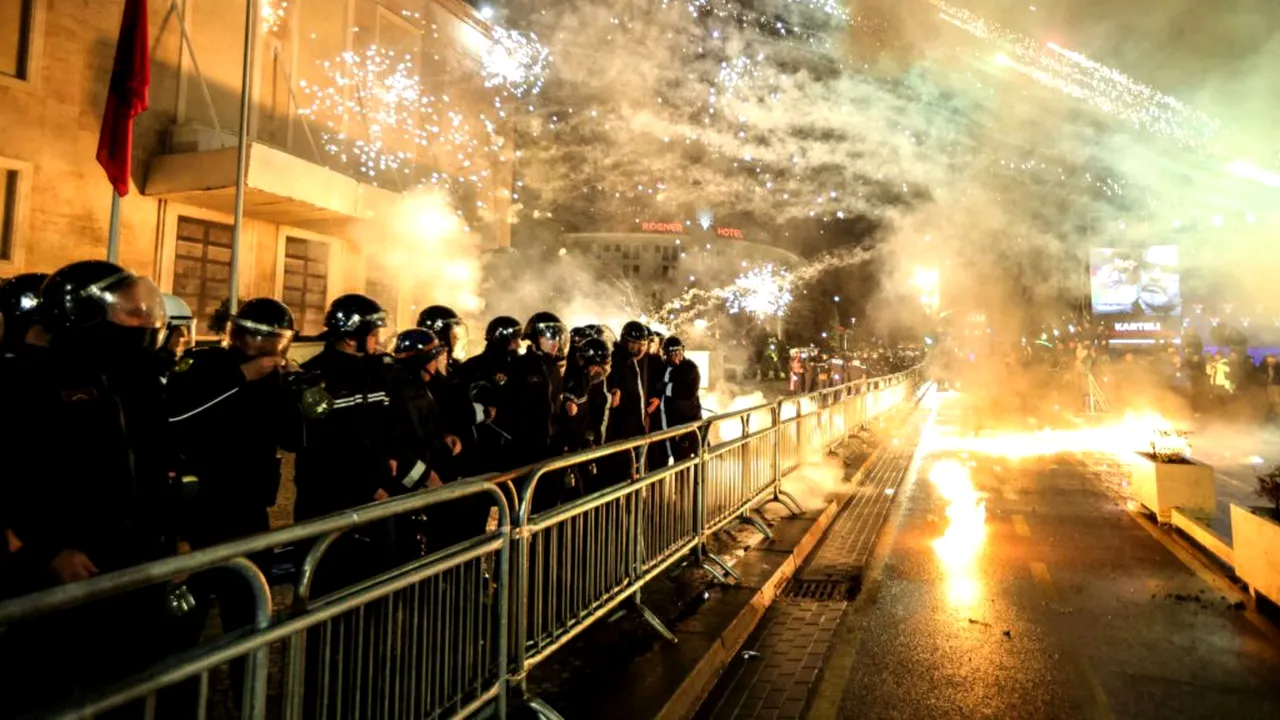 Proteste violente în capitala Albaniei. Manifestanții cer demisia unui oficial al guvernului, aflat în centrul unui scandal de corupție