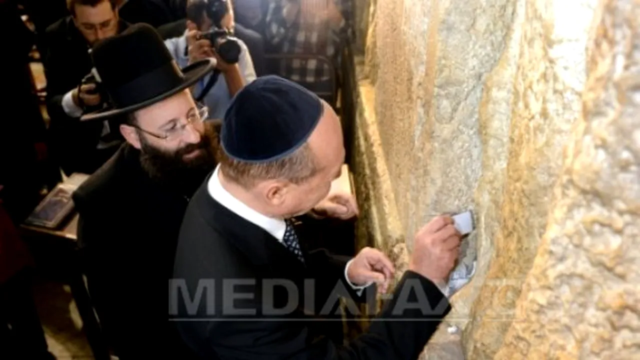 Băsescu a lăsat la Zidul Plângerii un bilet cu o dorinţă: Dorinţa din 2009 mi s-a împlinit - GALERIE FOTO