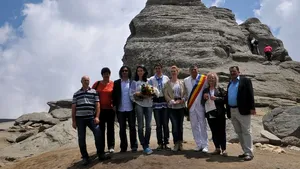 Doi tineri care s-au cunoscut pe munte în urmă cu cinci ani s-au căsătorit lângă Sfinxul din Bucegi