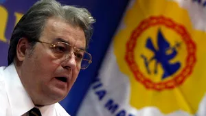 C.V. Tudor şi-a lansat candidatura la Preşedinţie în faţa Teatrului Odeon