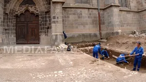 Arheologii au găsit la Biserica Neagră din Braşov peste 50 de morminte din Evul Mediu 
