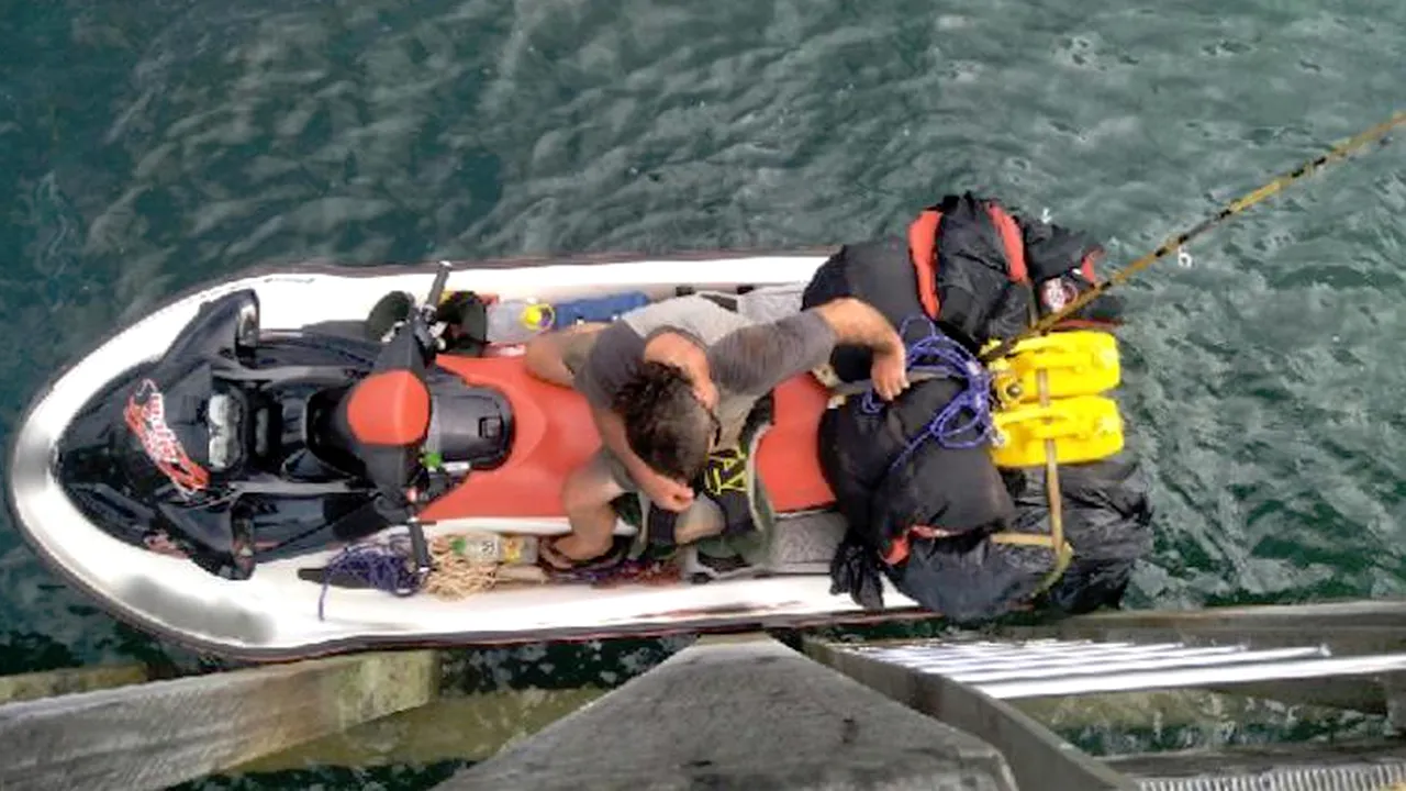 Un traficant de droguri, înarmat cu arc şi săgeţi, prins în timp ce încerca să fugă din Australia cu jet ski-ul | VIDEO