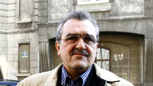 Mitrea: Dacă rămâne cu maşina-n drum, Stolojan trebuie să cheme consilierii de imagine să-l depaneze