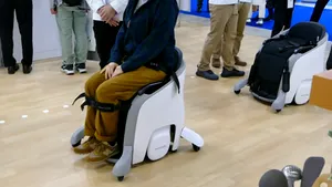 Honda a dezvoltat scaunul cu rotile de înaltă tehnologie care nu trebuie împins şi funcţionează ca un hoverboard

