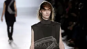 O colecţie vestimentară care lasă penisul bărbaţilor la vedere, prezentată de Rick Owens la Paris - FOTO