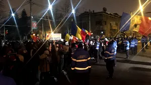 REPORTAJ Protestatar la Cotroceni: Eu aici, restul familiei e la Victoriei. Acasă e vai de lume
