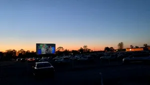 Slujbă atipică de Înviere: Enoriaşii s-au adunat fără riscuri, într-un spaţiu dedicat cinematografelor drive-in