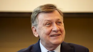 Alegeri prezidențiale 2025, capitolul educație. Ce educație și formare are Crin Antonescu