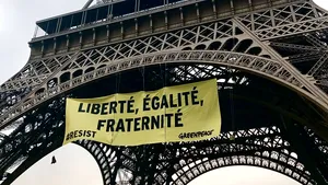 FOTO VIDEO Steag cu mesaje împotriva partidului de extremă dreapta Frontul Naţional, instalat pe Turnul Eiffel: Poliţia a reţinut 12 persoane