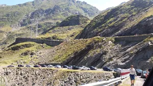 FOTO | Trafic intens pe Valea Prahovei, între Ploieşti şi Braşov. Ce rute ALTERNATIVE recomandă poliţiştii/ Se circulă bară la bară pe Transfăgărăşan şi pe DN 1, între Predeal şi Sinaia