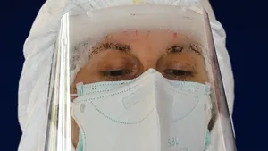 Cele mai mari temeri legate de coronavirus sunt infirmate de experţi. Poţi lua virusul de pe haine sau încălţăminte?