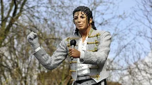 Fulham trimite statuia lui Michael Jackson fostului proprietar al clubului, Mohamed Al-Fayed