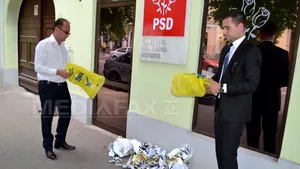 Bistriţa: Afişe cu gropari în tricouri cu sigla PNL. Liberalii acuză PSD