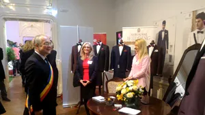 GALERIE FOTO Emil Boc şi-a făcut frizura în oglinda selfie, adăugând din soft mai mult păr, şi s-a pozat cu pălărie de şerif la un târg de nunţi