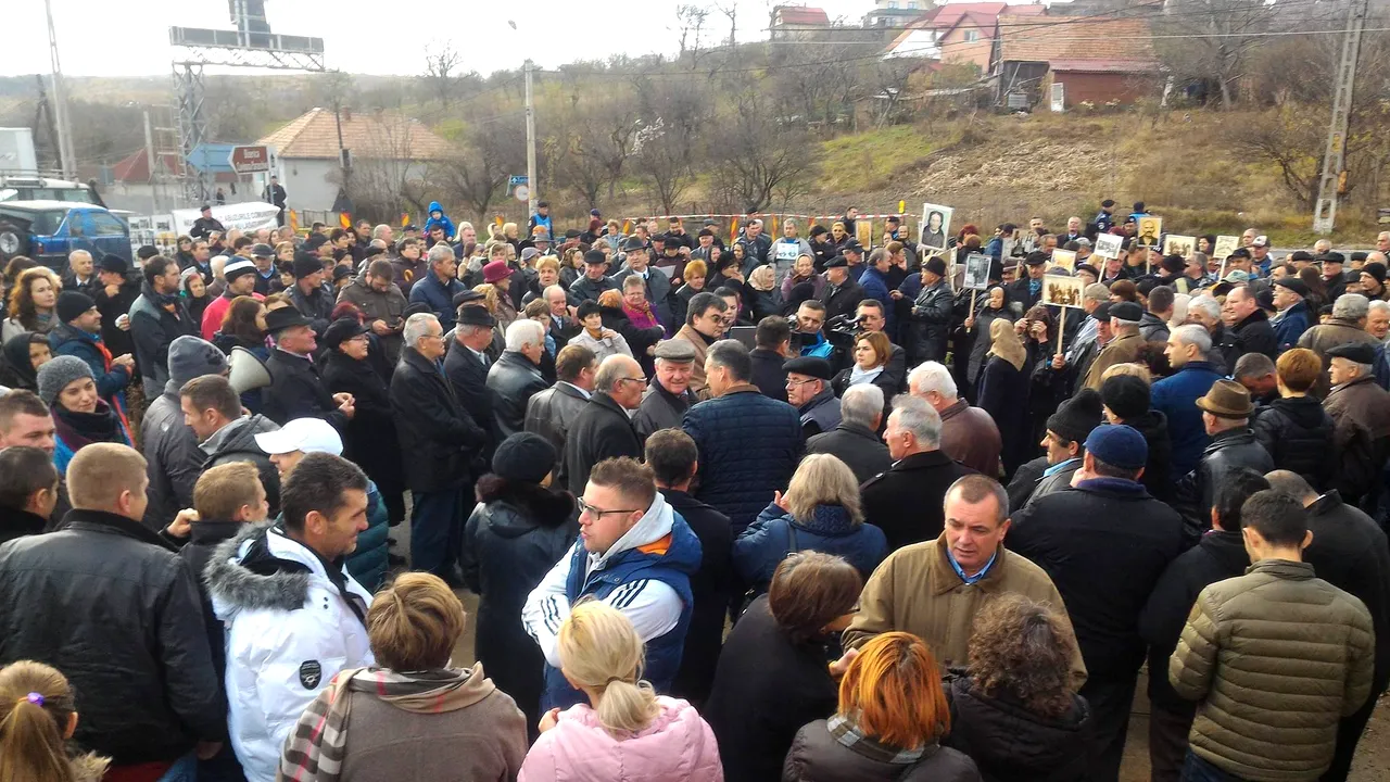 Protest în judeţul Cluj: Peste 300 de oameni au ieşit în stradă nemulţumiţi de amplasarea separatoare de benzi de către CNADNR- GALERIE FOTO, VIDEO