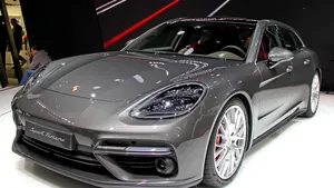 Maşină de lux la preţ de Dacia. Un Porsche Panamera a fost pus din greşeală la vânzare la un preţ de chilipir