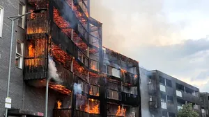 Incendiu puternic în Londra: Flăcările au devastat un bloc de locuinţe/ Cel puţin două persoane au fost duse la spital | VIDEO