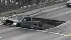 Două mașini, înghițite de pământ în timp ce așteptau la semafor. Momentul, înregistrat de camerele de trafic