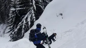 Alertă în Bucegi: 14 persoane salvate de pe Valea Peleşului. În zonă e pericol de avalanşă | VIDEO