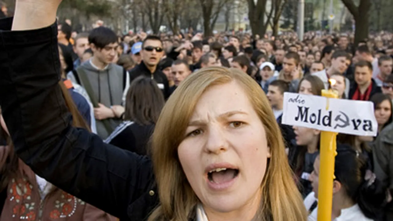 Chişinău: Circa 800 de protestatari s-au adunat cu flori în centru - VIDEO