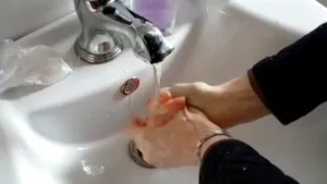 Cum elimini orice risc de infectare atunci când ieşi din casă. Un medic îţi explică pas cu pas / Consecinţele dezinfectării în exces