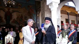 Peste 1.500 de persoane, între care ministrul Duşa, la slujba de la Mănăstirea 