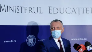 Cîmpeanu speră că nu va fi depăşită incidenţa care să închidă şcolile din România