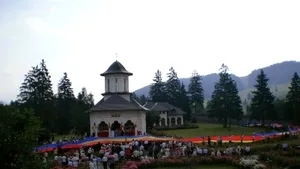 Tricolorul de 150 de metri lungime croit la Chişinău, sfinţit la mănăstirea de la Izvoru Mureşului - FOTO