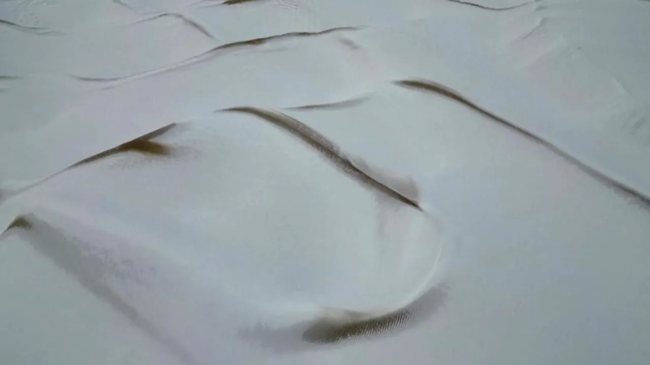 Cel mai mare deşert din China, „echipat” de iarnă: dune acoperite şi un lac îngheţat