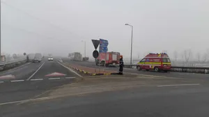 Accident rutier la ieşirea din Braşov. Au fost implicate un autocar cu 55 de persoane la bord şi două maşini
