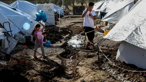 Patru poliţişti din Grecia, acuzaţi că au bătut migranţi.  I-au lovit char şi după ce i-au încătuşat