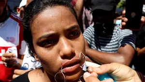 Protest dramatic al migranţilor care visează la America: şi-a cusut buzele în semn de greva foamei